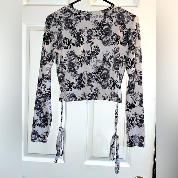 Black and White Top with Dragon Pattern Y2K - Picture 3 of 3